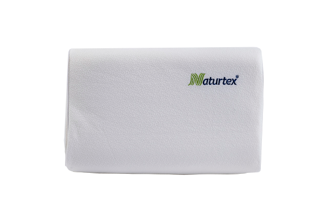 Egy fehér Naturtex párna fehér háttéren. A Naturtex logó látható a párnán.