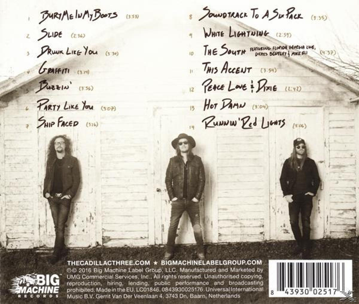 CD-Cover mit drei Männern vor einer weißen Holzstruktur.