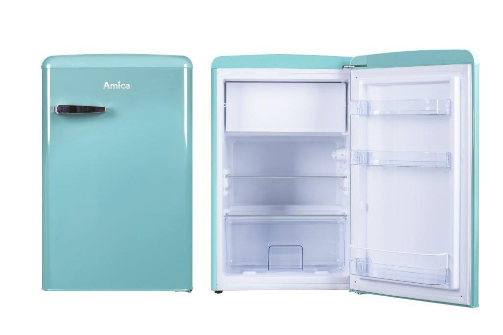 Ein hellblauer Retro-Mini-Kühlschrank, mit offener Tür. Im Inneren befinden sich Regale und ein Gefrierfach.