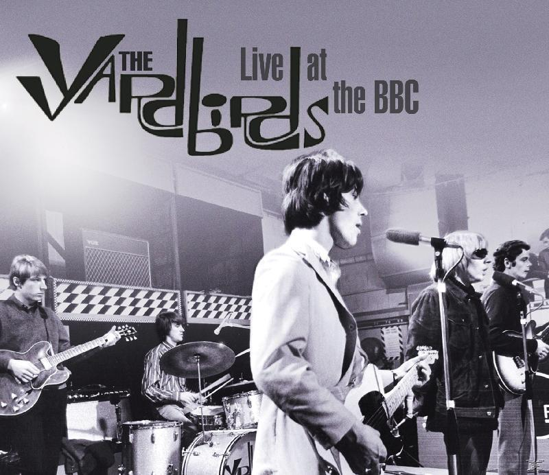 Eine Gruppe von Musikern auf der Bühne, mit dem Bandnamen „The Yardbirds“ darüber.