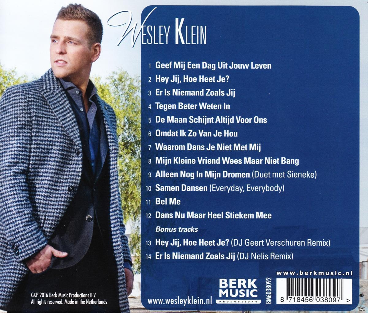 Een man in een jas kijkt naar links. Tekst rechts geeft songtitels weer. Een cd-hoes.