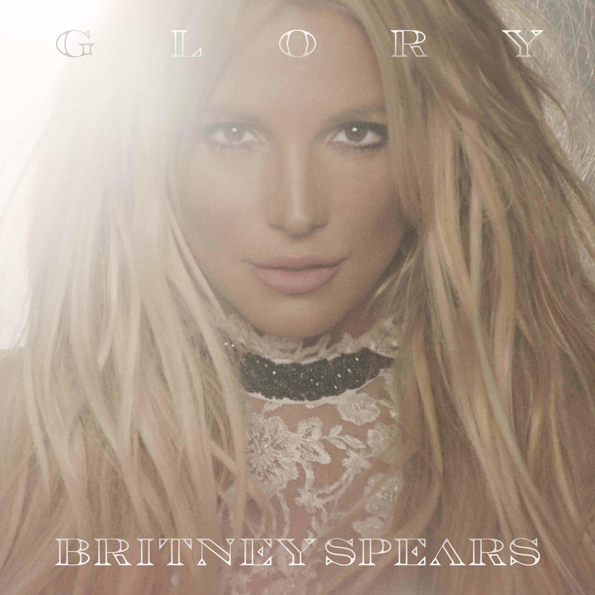 Album borító: Britney Spears közeli képe, szőke hajjal. A „Glory” cím felül. Lágy megvilágítás.