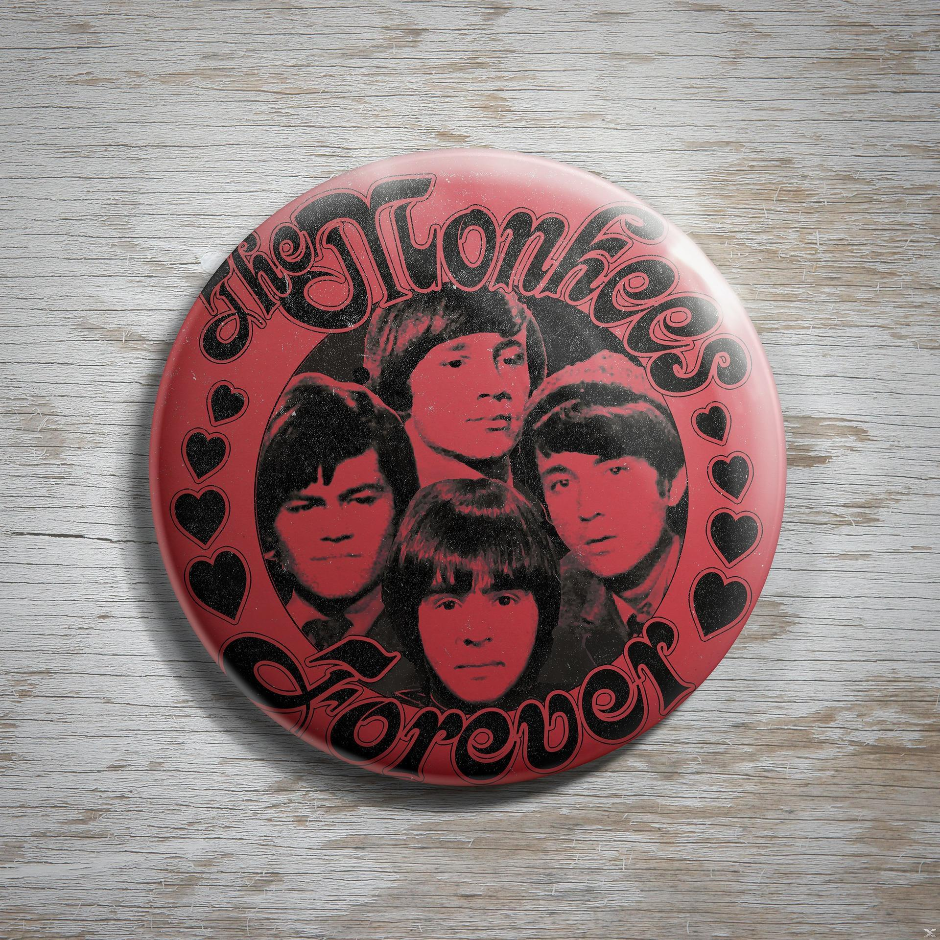 Bouton avec les visages des Monkees et 'Forever' sur fond rouge, des cœurs autour.