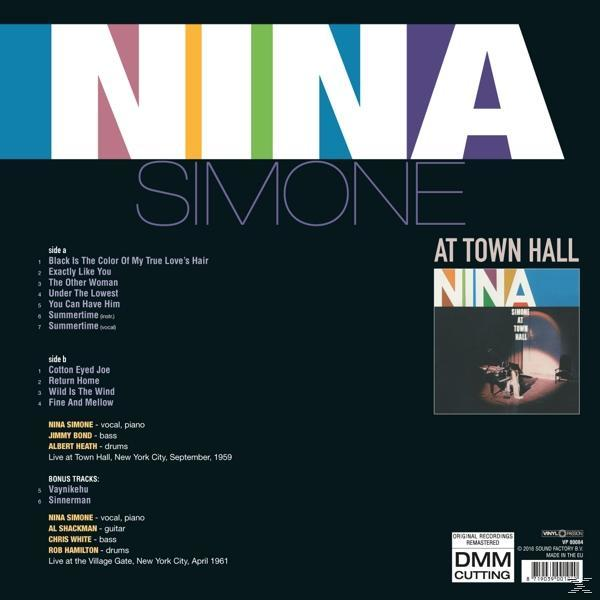 Nina Simone album borítója, a Town Hallban. A szöveg a Nina Simone, a Town Hall-ban feliratot tartalmazza. Tartalmazza a számlistát.