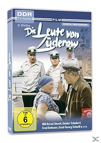 DVD-Cover mit Männern in Uniform vor einem Gebäude. Blauer Hintergrund. Text in Weiß.