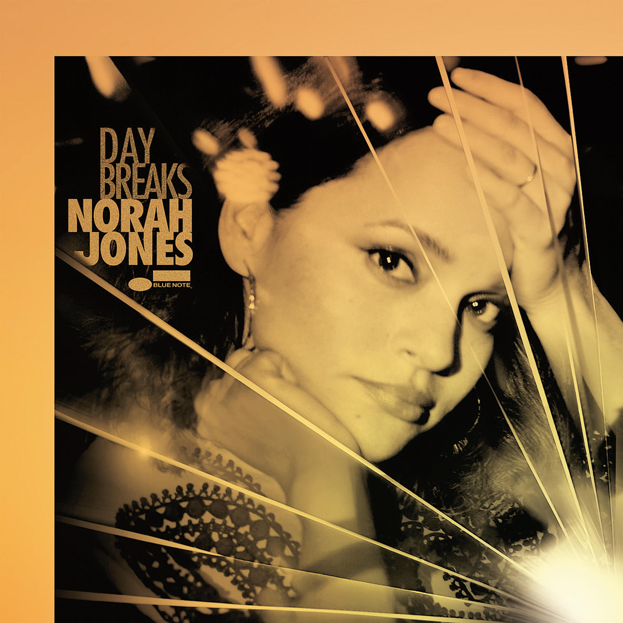 Albumcover von Norah Jones. Sepiatöne, Bild ihres Gesichts. Text: Day Breaks, Blue Note-Logo.