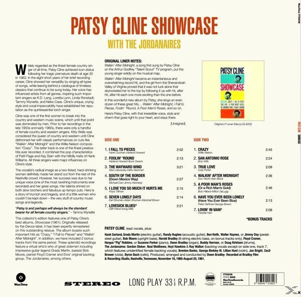 Albumcover von Patsy Cline Showcase. Enthält Text, ein Foto von Cline und einen gelben Hintergrund.
