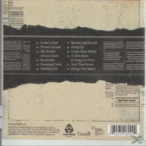 Die Rückseite eines CD-Cases mit zerrissenem Papierdesign, das einen zeitungsähnlichen Hintergrund zeigt und Titellisten.