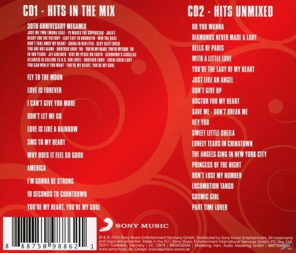 CD-Cover mit zwei Listen von Songtiteln auf rotem Hintergrund. Weißer Text.
