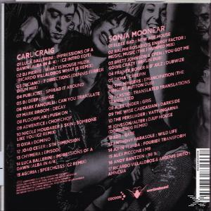 CD-Cover mit einem Schwarzweißfoto einer Frau in einer Menschenmenge, Songtitel und Künstlernamen in Pink.