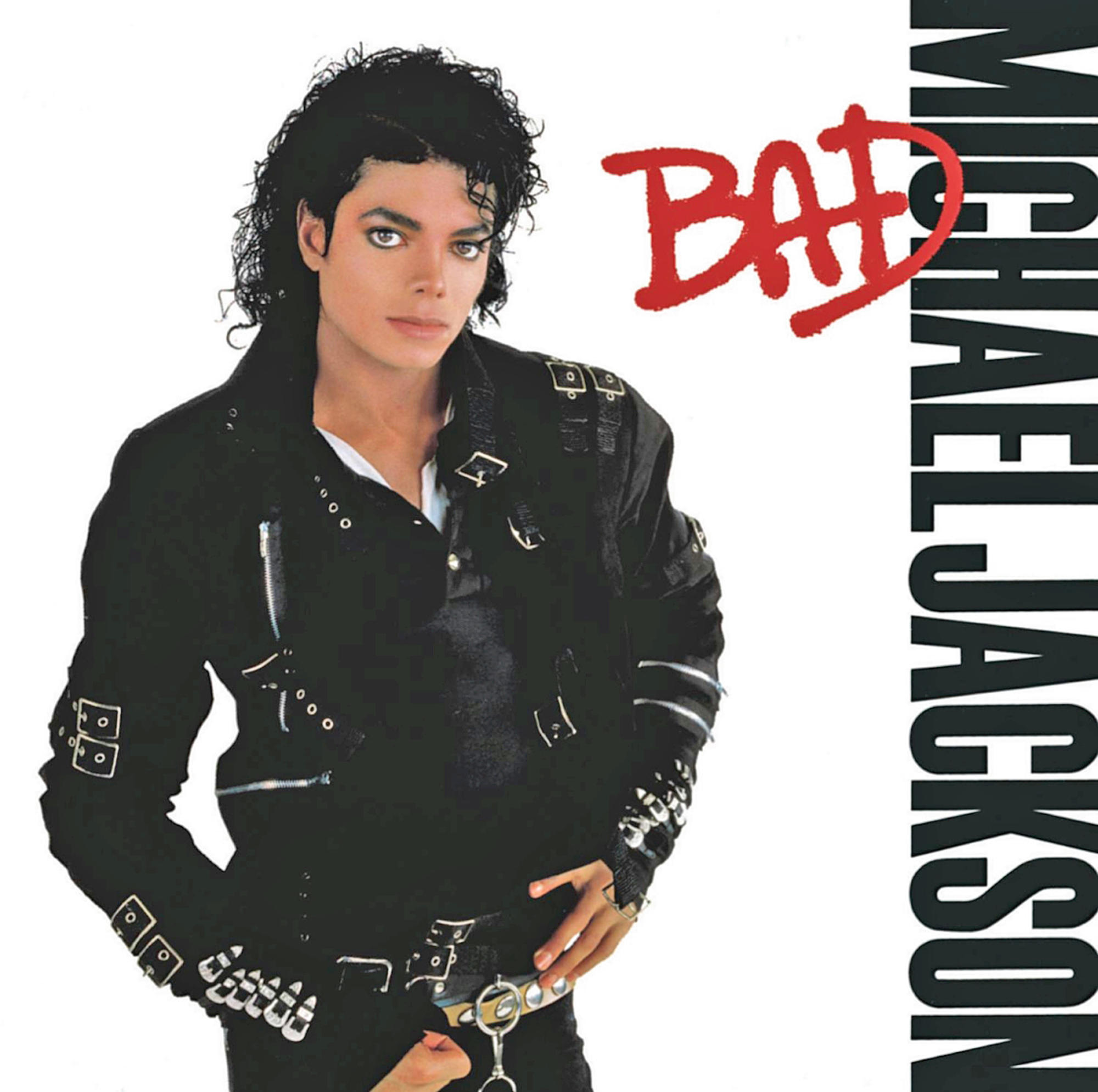 Michael Jackson op albumhoes, zwarte jas, rode 'BAD'-tekst.