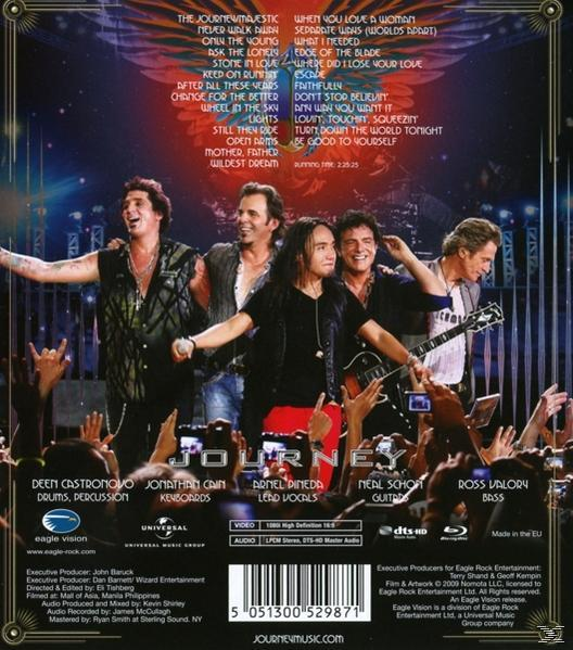 CD-Cover: Journey-Bandmitglieder auf der Bühne, halten Instrumente, mit einer Menge.