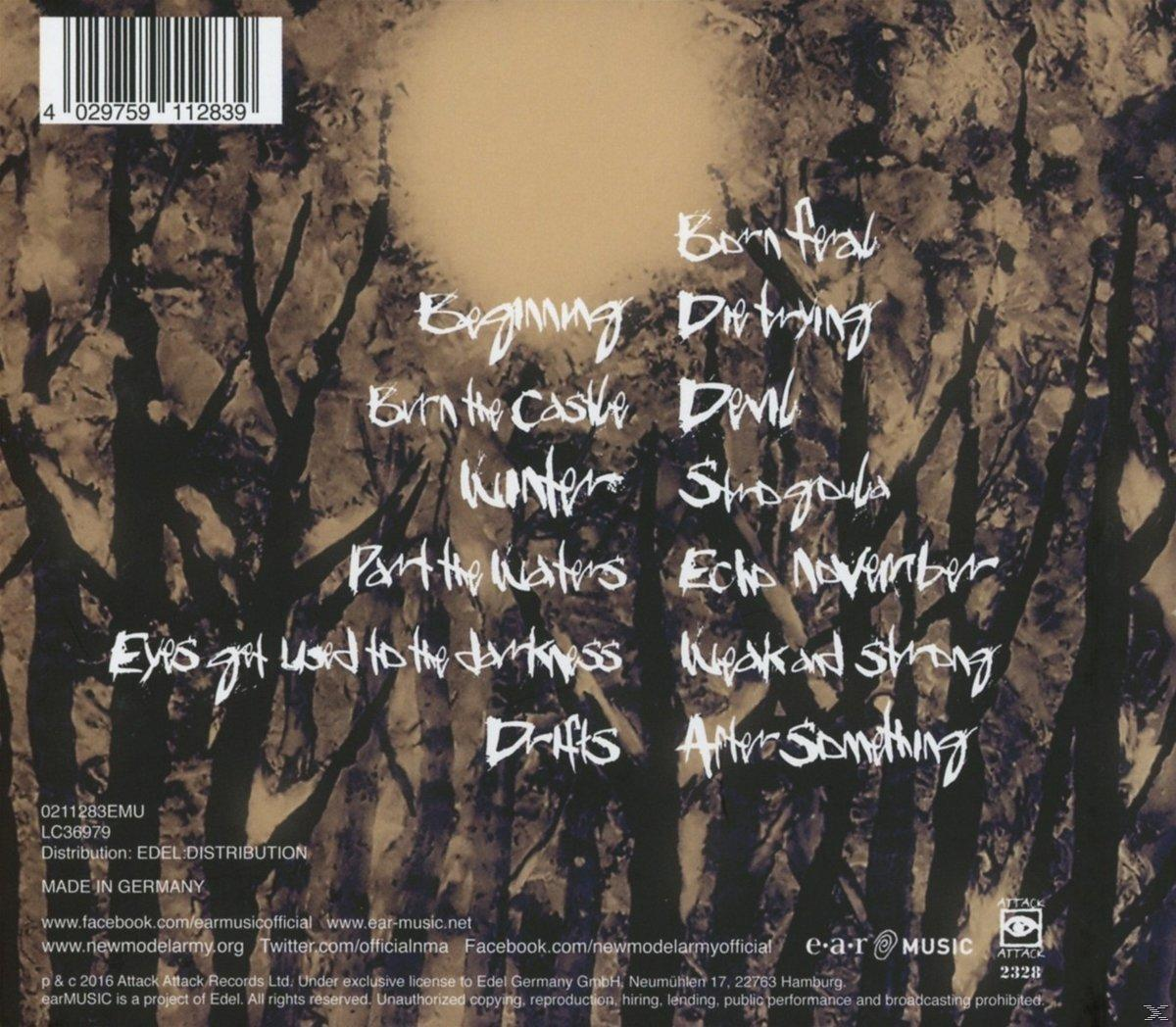 CD-Cover mit handgeschriebenen Songtiteln und einem dunklen, baumbestandenen Hintergrund.
