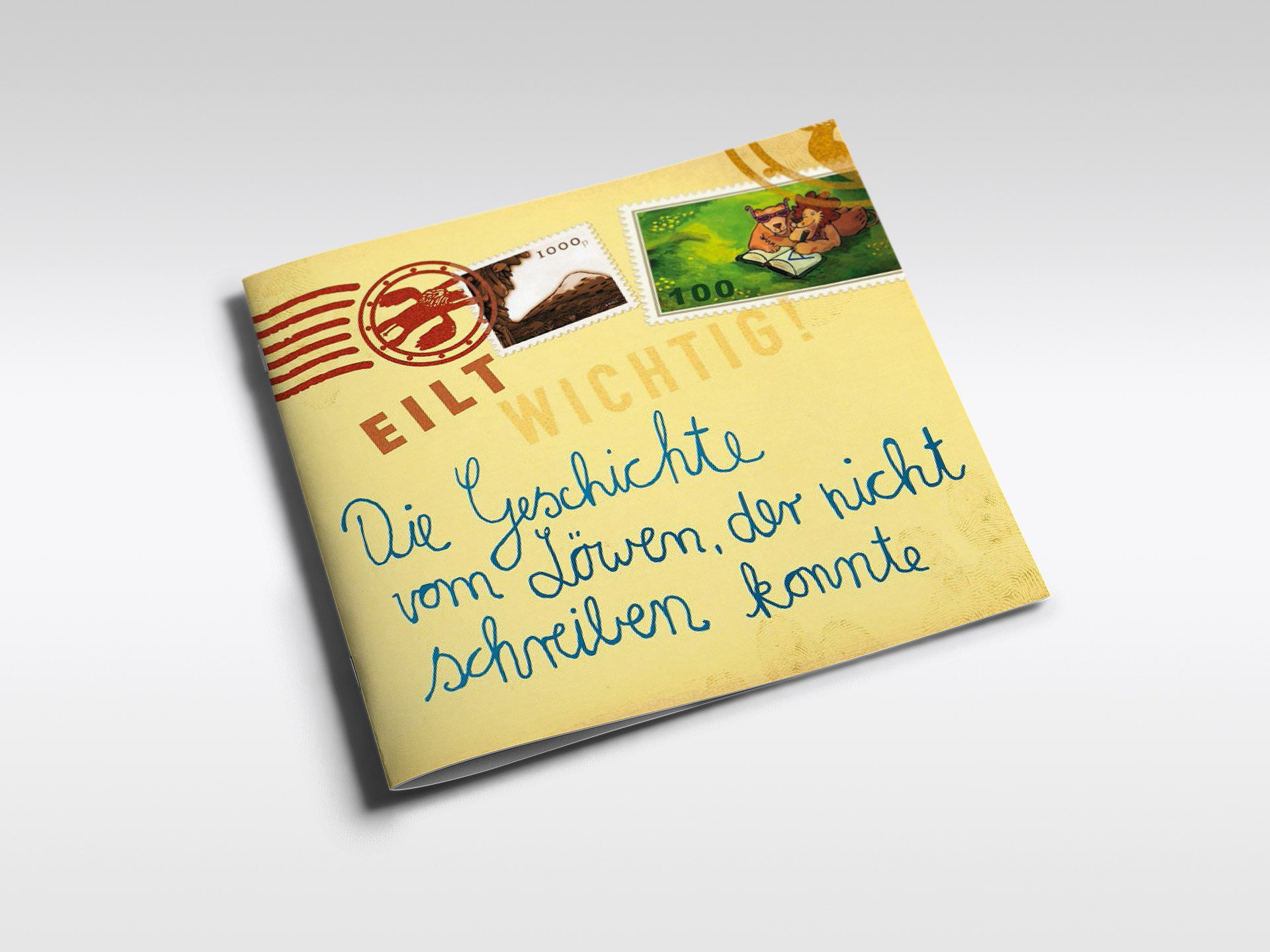Gelbes Buchcover mit Briefmarken und Text. Briefmarken zeigen Berge und einen lesenden Löwen. Text auf Deutsch: 'Der Löwe, der nicht schreiben konnte'.