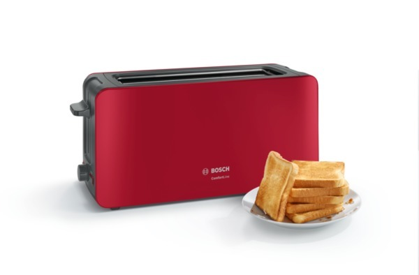Roter Toaster mit Toast auf einem Teller.