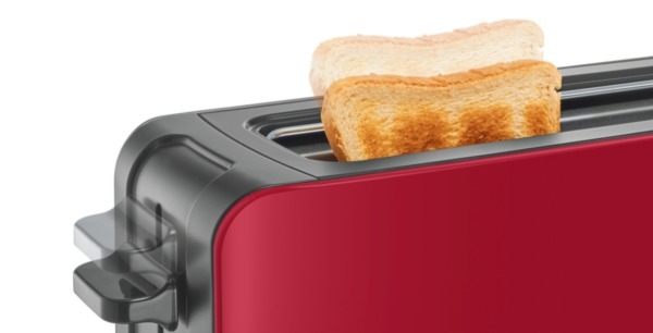 Roter Toaster mit zwei Toastscheiben.