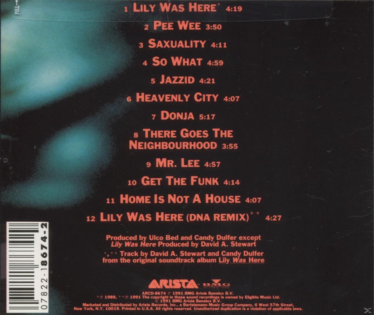 CD-Rückseite mit Titellisten und Textdetails auf dunklem Hintergrund.