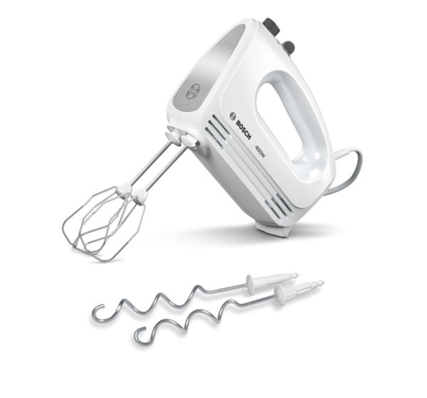 Ein weißer Handmixer mit Aufsätzen. Die Aufsätze und der Mixer sind sichtbar.