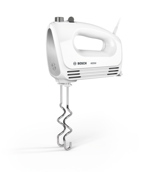 Weißer Handmixer mit weißem Gehäuse und zwei silbernen Schlagbesen, leicht abgewinkelt vor weißem Hintergrund.