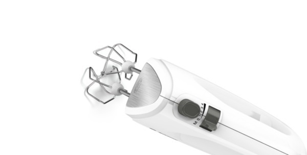 Ein weißer Handmixer mit zwei Schneebesen. Die Geschwindigkeitsregelung ist sichtbar.