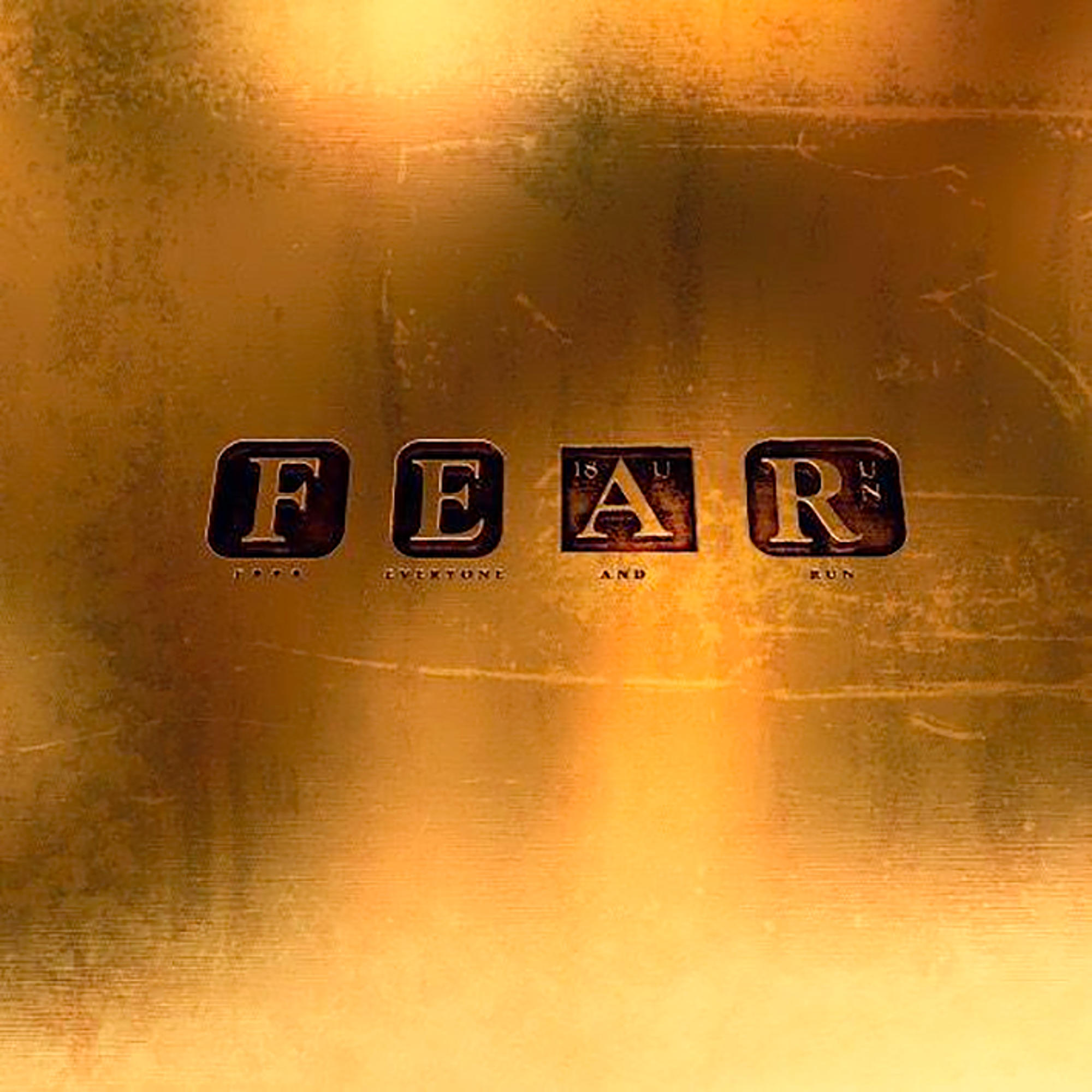 Goldener Hintergrund mit dem Wort 'FEAR' und 'AND RUN' in schwarzen Quadraten. Text unten 'Everyone'.