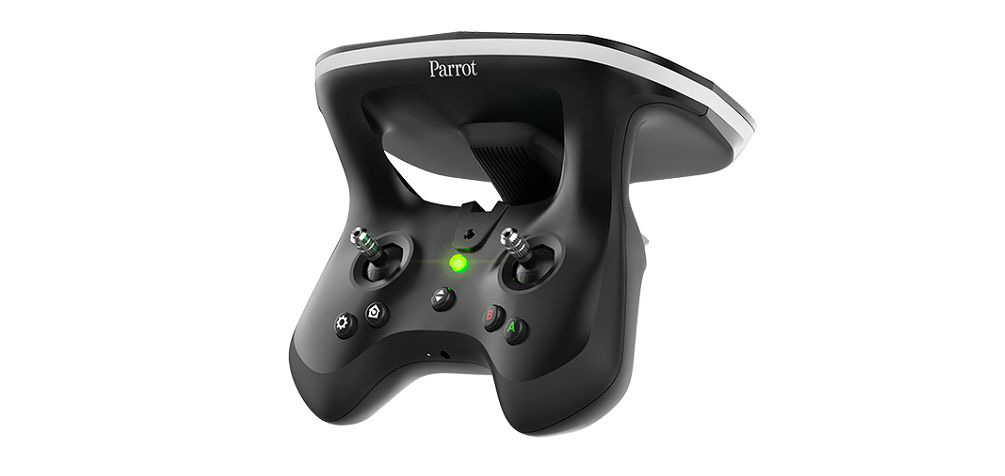 Schwarze Drohnen-Fernbedienung mit Knöpfen und Joysticks, weißer Hintergrund.