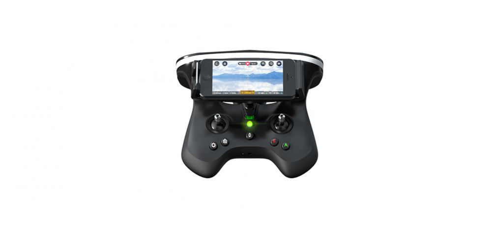 Drohnen-Controller mit einem Telefon, das eine Landschaft anzeigt. Schwarzer Controller, weißer Hintergrund.
