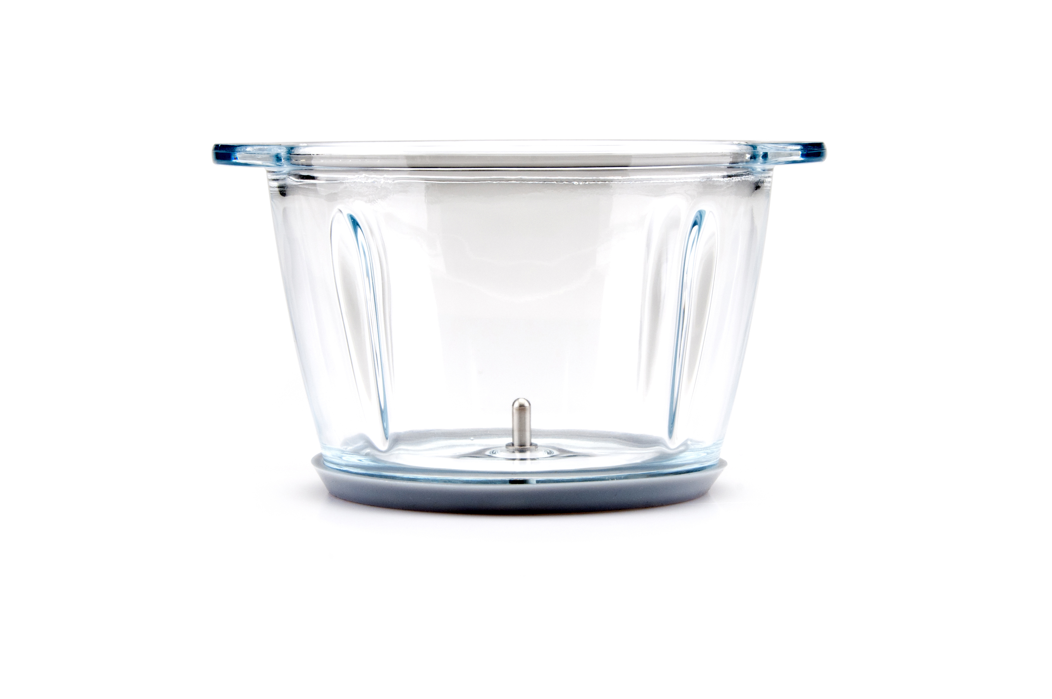 Leerer Mixerbehälter aus Glas, mit grauem Boden. Der Behälter steht auf einer weißen Oberfläche.