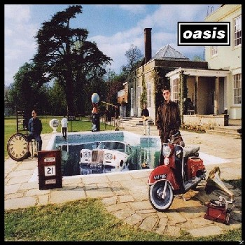 Albumcover von Oasis. Zeigt eine Poolszene mit einem Auto und einem Roller. Oasis steht oben.