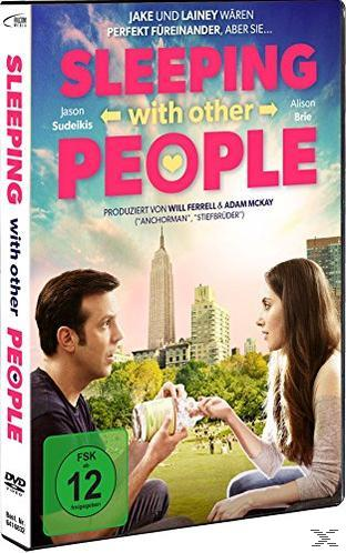 DVD-Cover für „Sleeping with Other People“. Ein Mann und eine Frau in einem Park mit Stadt im Hintergrund.