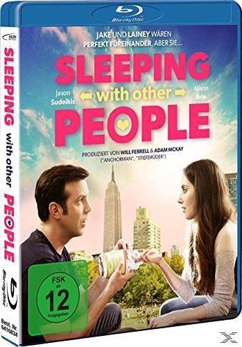 Filmcover mit zwei Personen, die sich ansehen, und Stadt im Hintergrund.