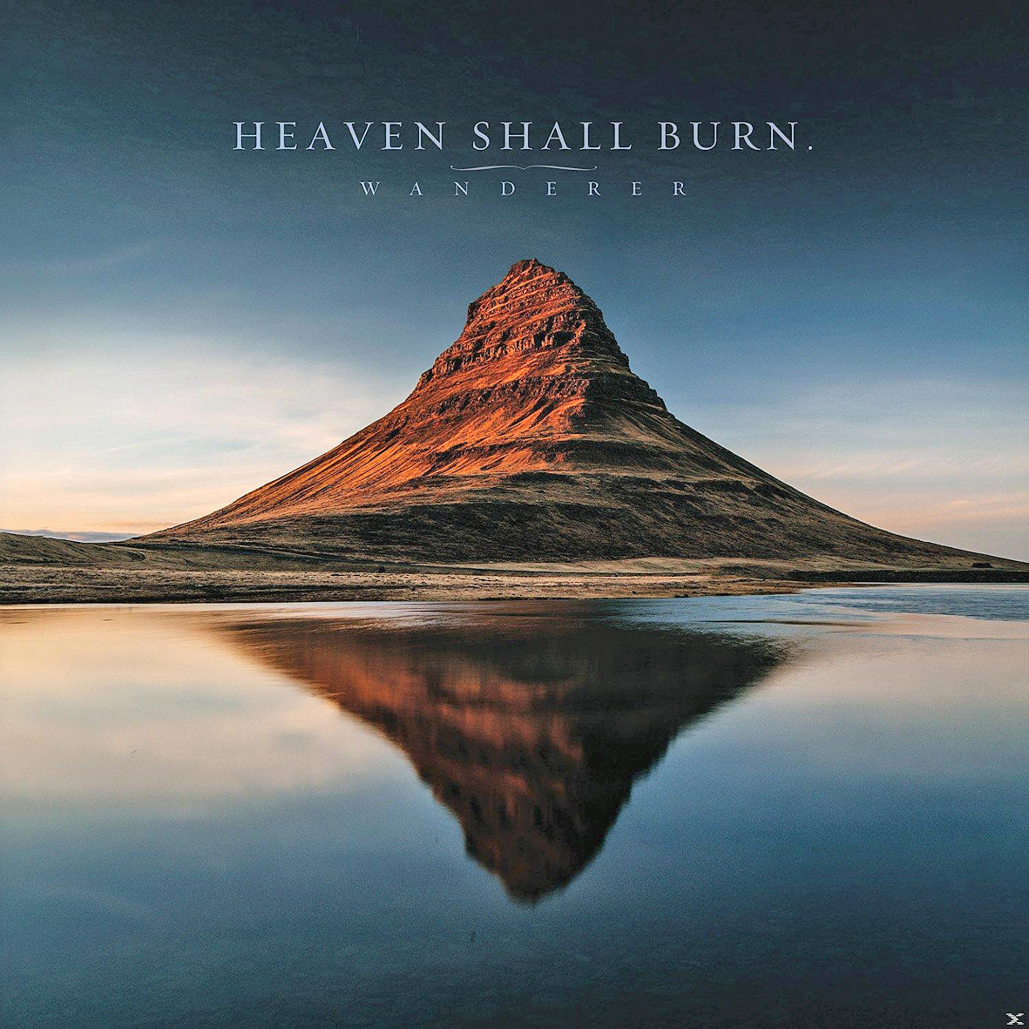 Berg spiegelt sich in Wasser unter blauem Himmel. Titel 'Heaven Shall Burn' sichtbar.
