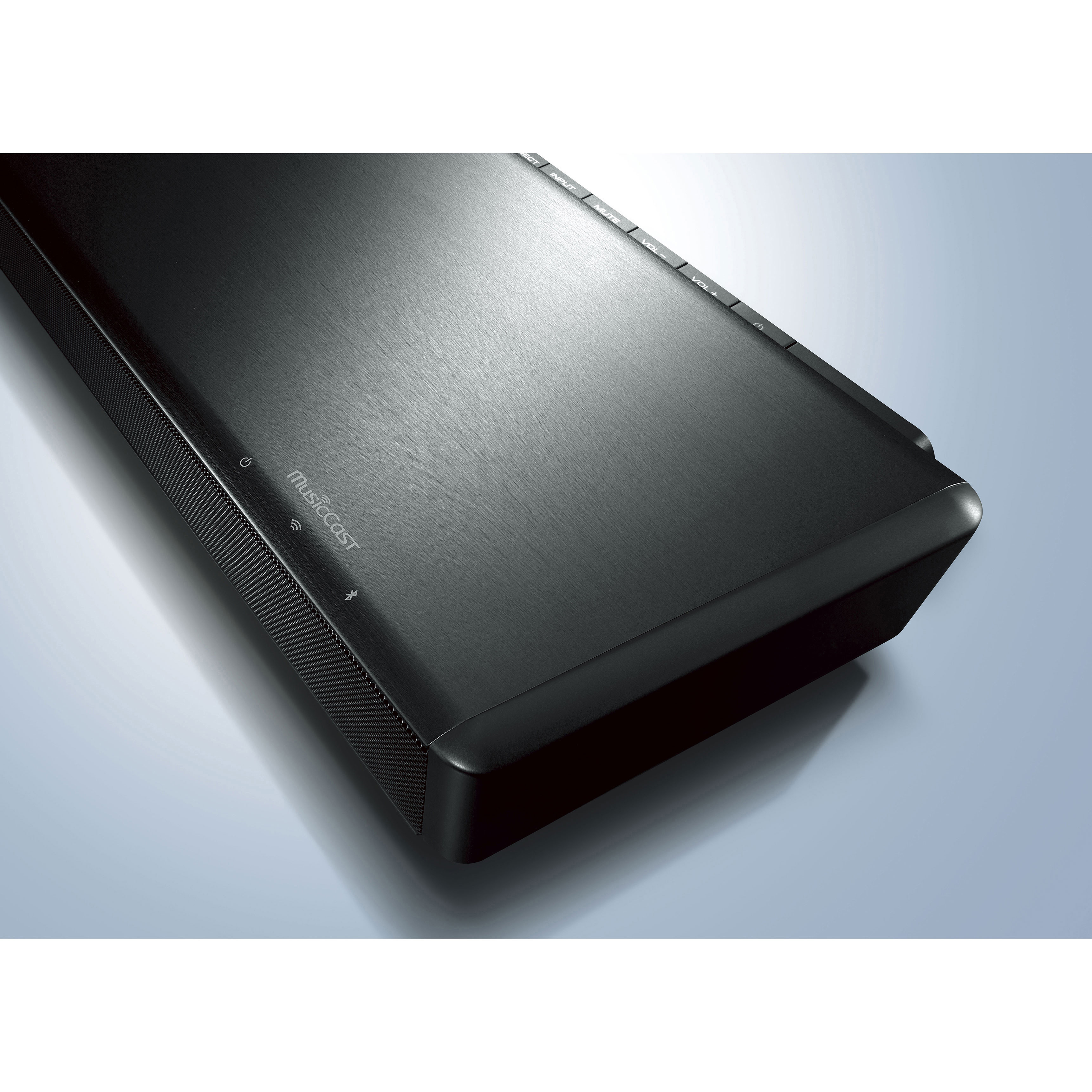 Eine schwarze Soundbar mit Knöpfen und Lautsprechergitter links, vor grauem Hintergrund.