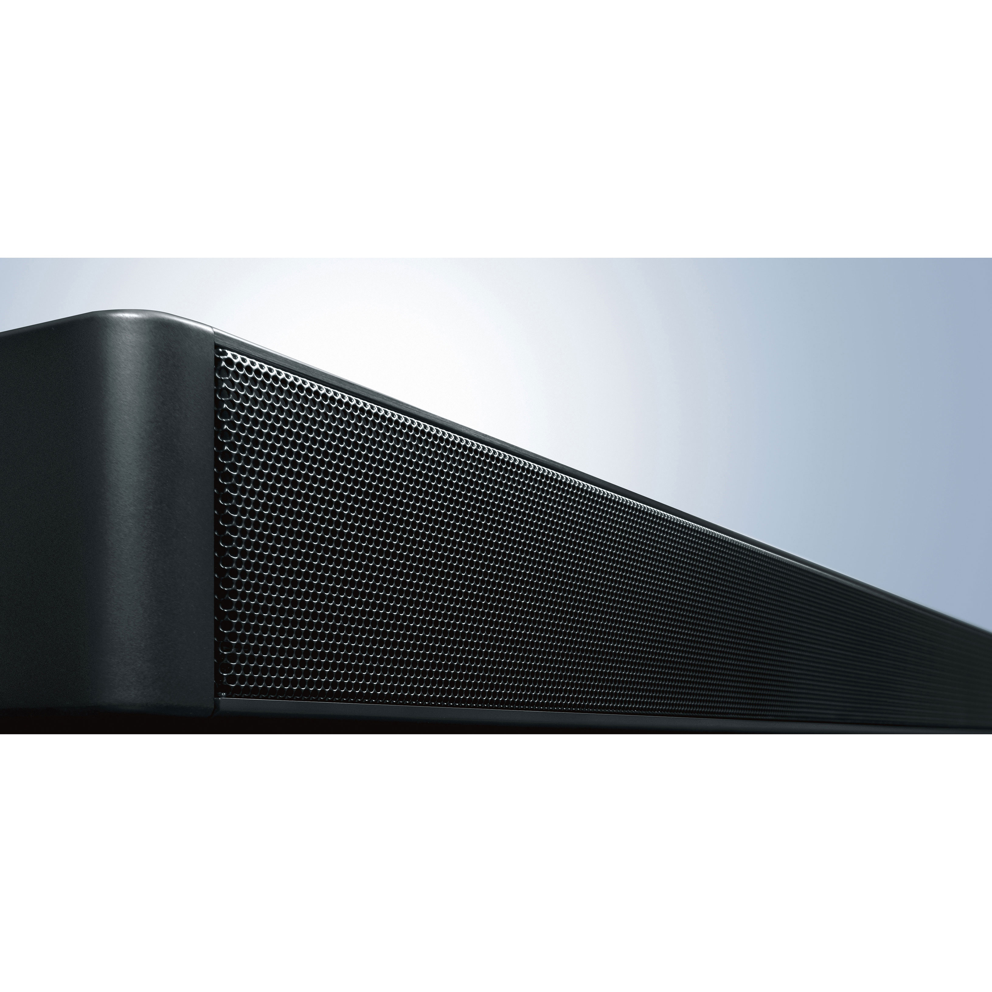 Nahaufnahme einer schwarzen Soundbar, die das Lautsprechergitter und einen Teil der Oberseite zeigt.