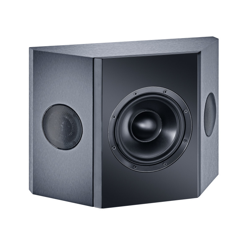 Ein schwarzer, eckiger Subwoofer mit einem großen Lautsprecher in der Mitte, zwei kleineren runden Gittern an den Seiten.