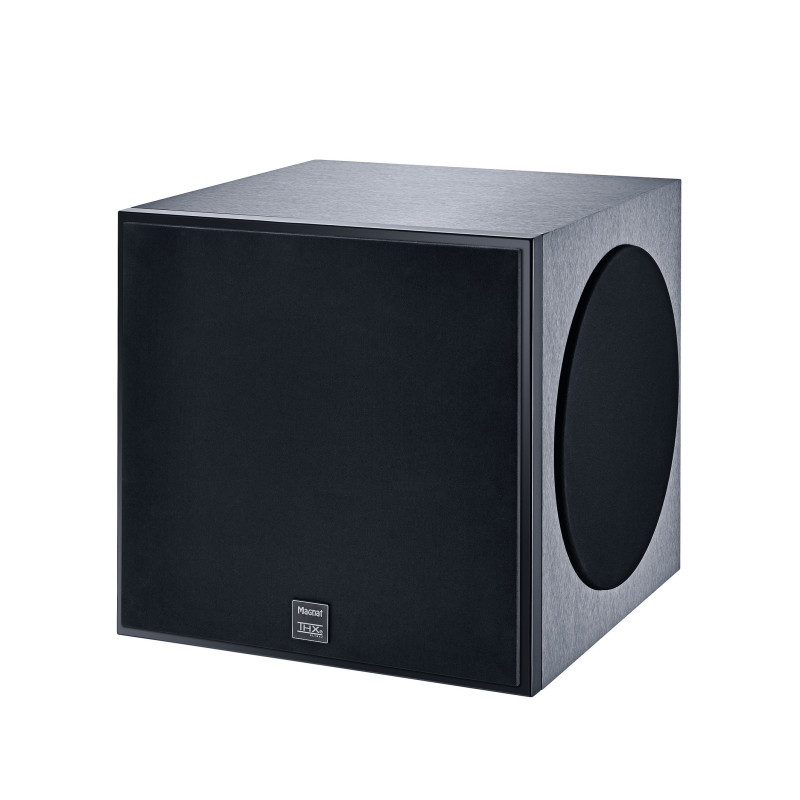 Schwarzer Subwoofer mit Frontgitter und Seitenanschluss. Auf weißem Hintergrund.