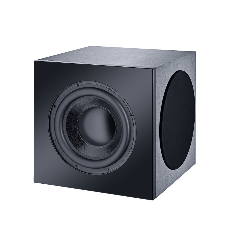 Schwarzer Subwoofer mit sichtbarem Lautsprecherkonus und Seitenanschluss. Weißer Hintergrund.