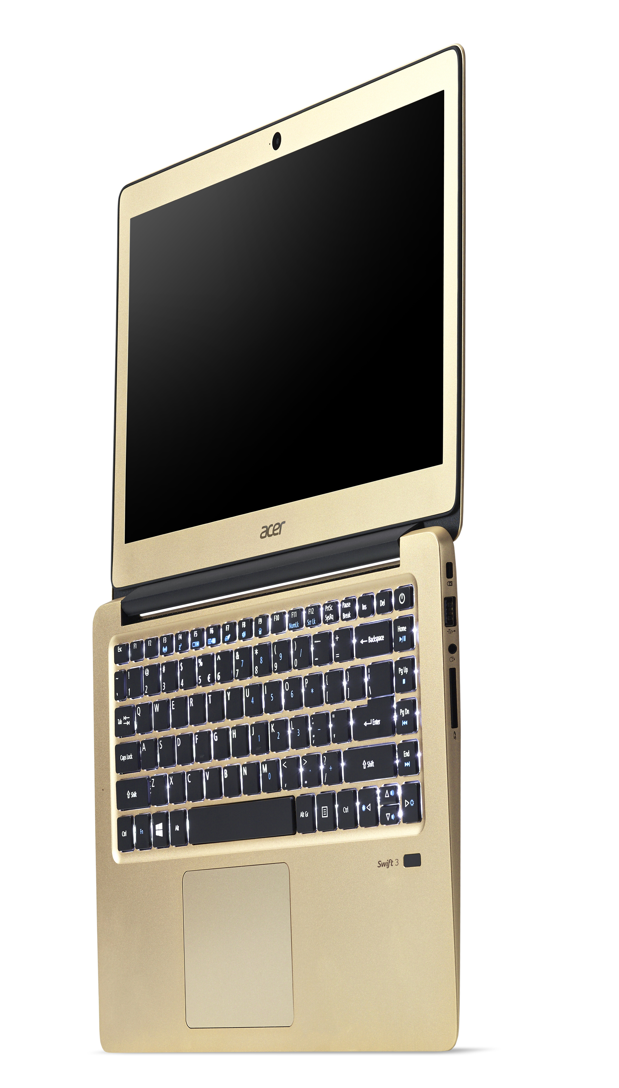 Ein goldenes Acer Swift 3 Laptop steht offen und vertikal auf weißem Hintergrund mit beleuchteter Tastatur.
