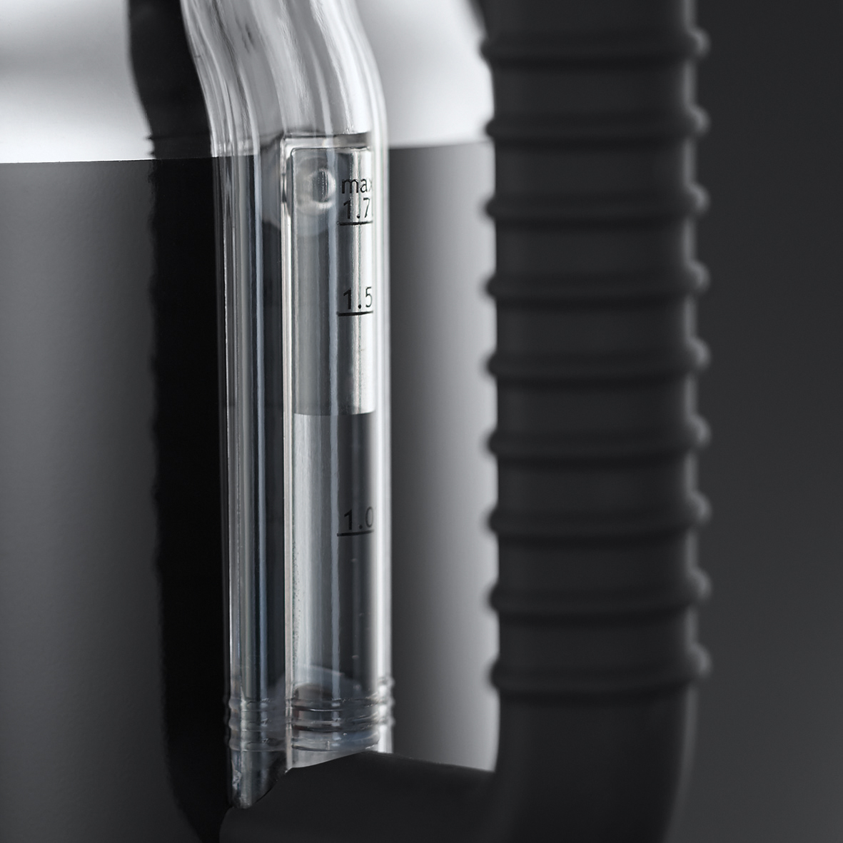 Kettle with water level indicator, black handle, and the inscription 'max 1.7'.