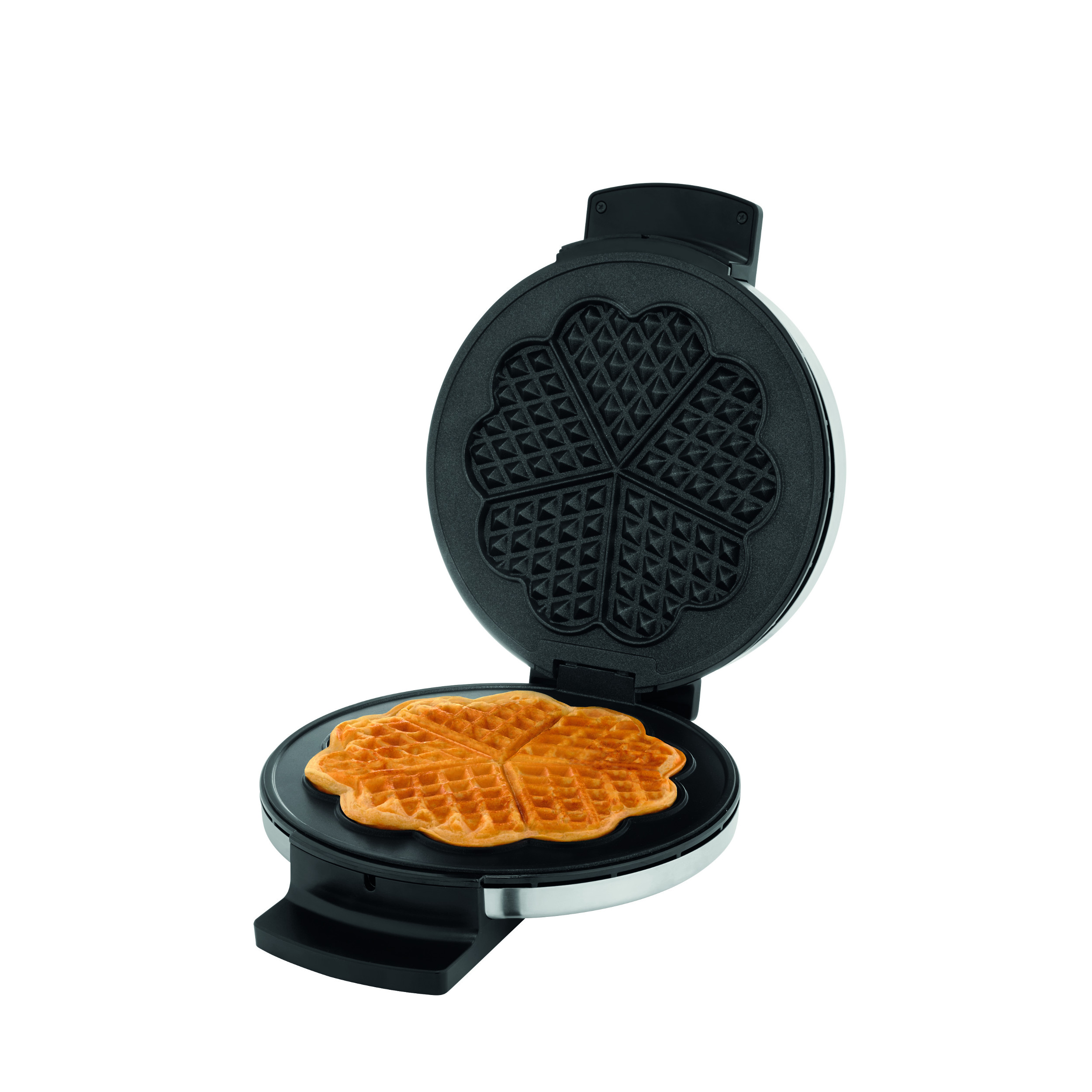 Waffeleisen offen, zeigt eine herzförmige Waffel. Schwarzes Gerät auf weißem Hintergrund.