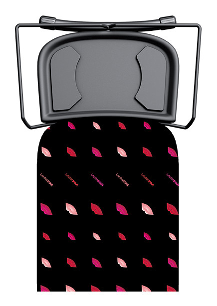 Bügelbrett mit schwarzem Bezug mit rosa und roten Lippenmuster und schwarzer Bügeleisenablage.