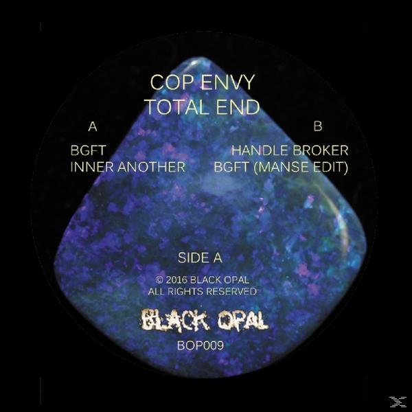 Eine schwarze und blaue Schallplatte mit Text: Cop Envy, Total End.