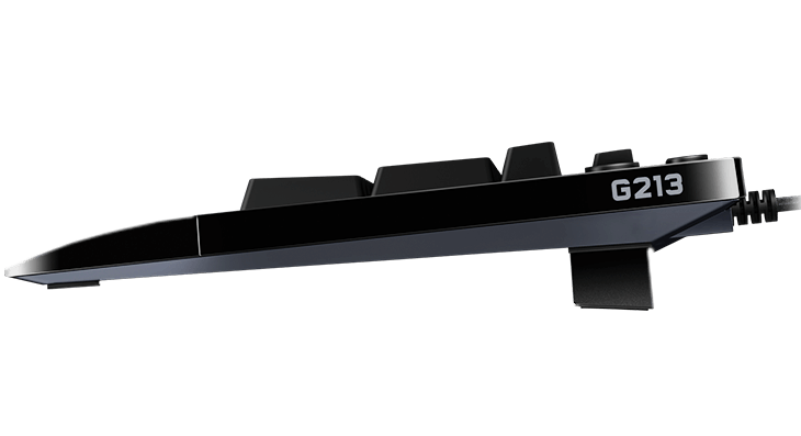 Siyah klavyenin yan görünümü. Yan tarafı açılıdır. Klavye, karanlıkta izole edilmiş siyah bir yüzey üzerindedir.