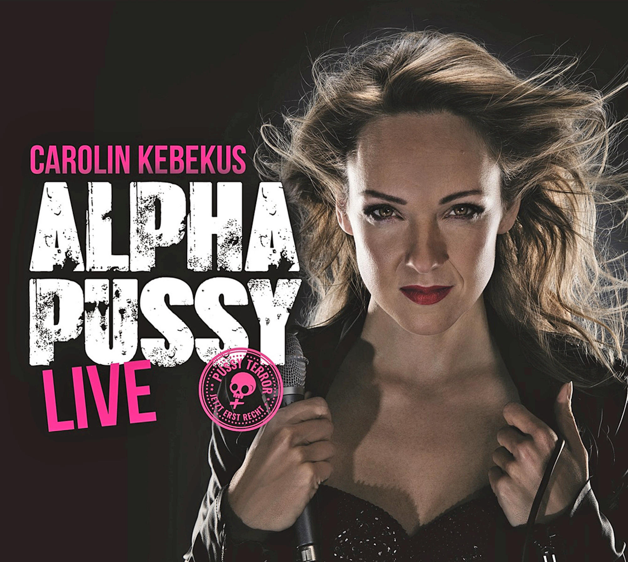 Frau mit Mikrofon und fetter Schrift mit 'ALPHA PUSSY LIVE' auf dunklem Hintergrund.