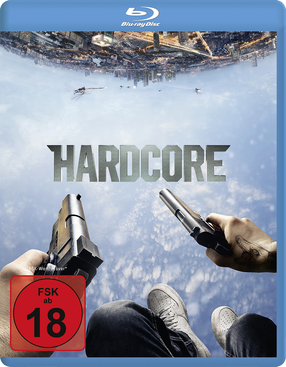 Filmcover mit Händen, die Waffen halten, Titel 'HARDCORE'. Himmelshintergrund, umgekehrte Stadt. Bewertung ist 18.
