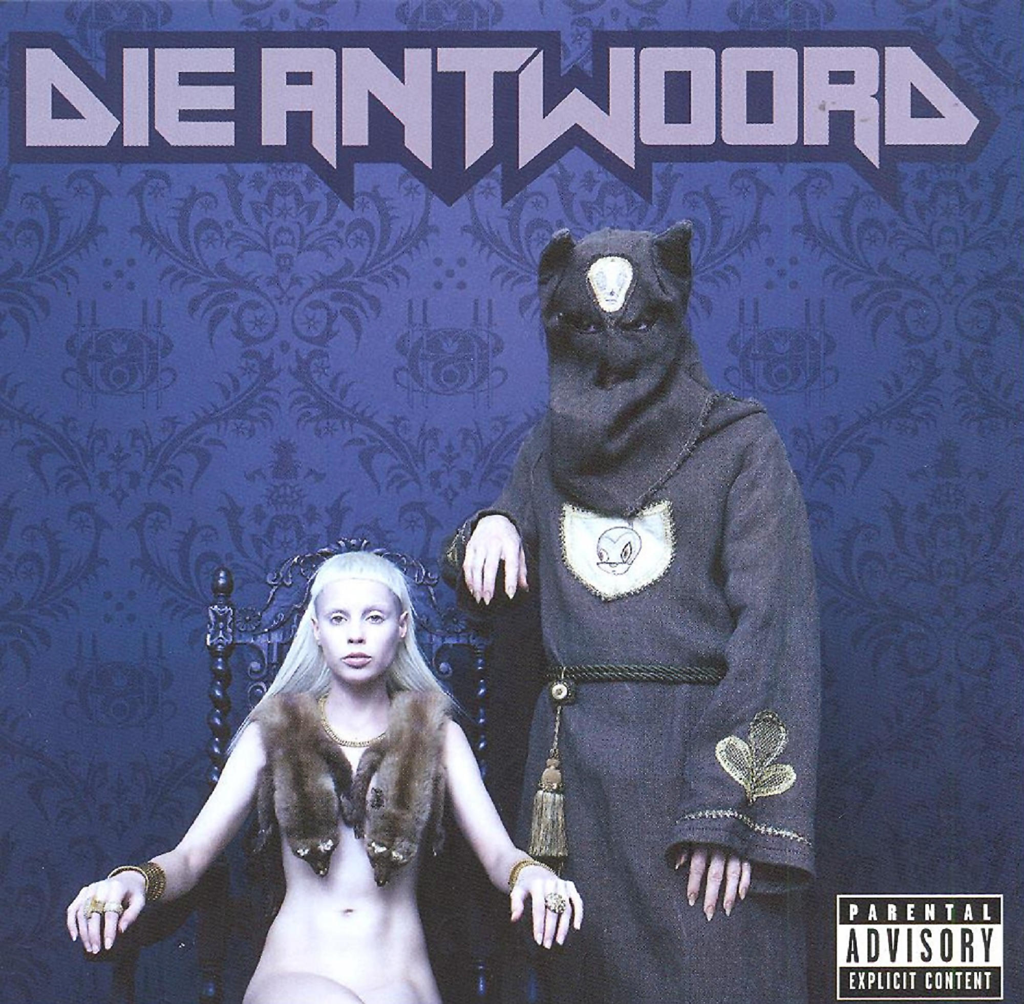 Albumhoes met een vrouw, een persoon met een capuchon en een blauwe achtergrond.