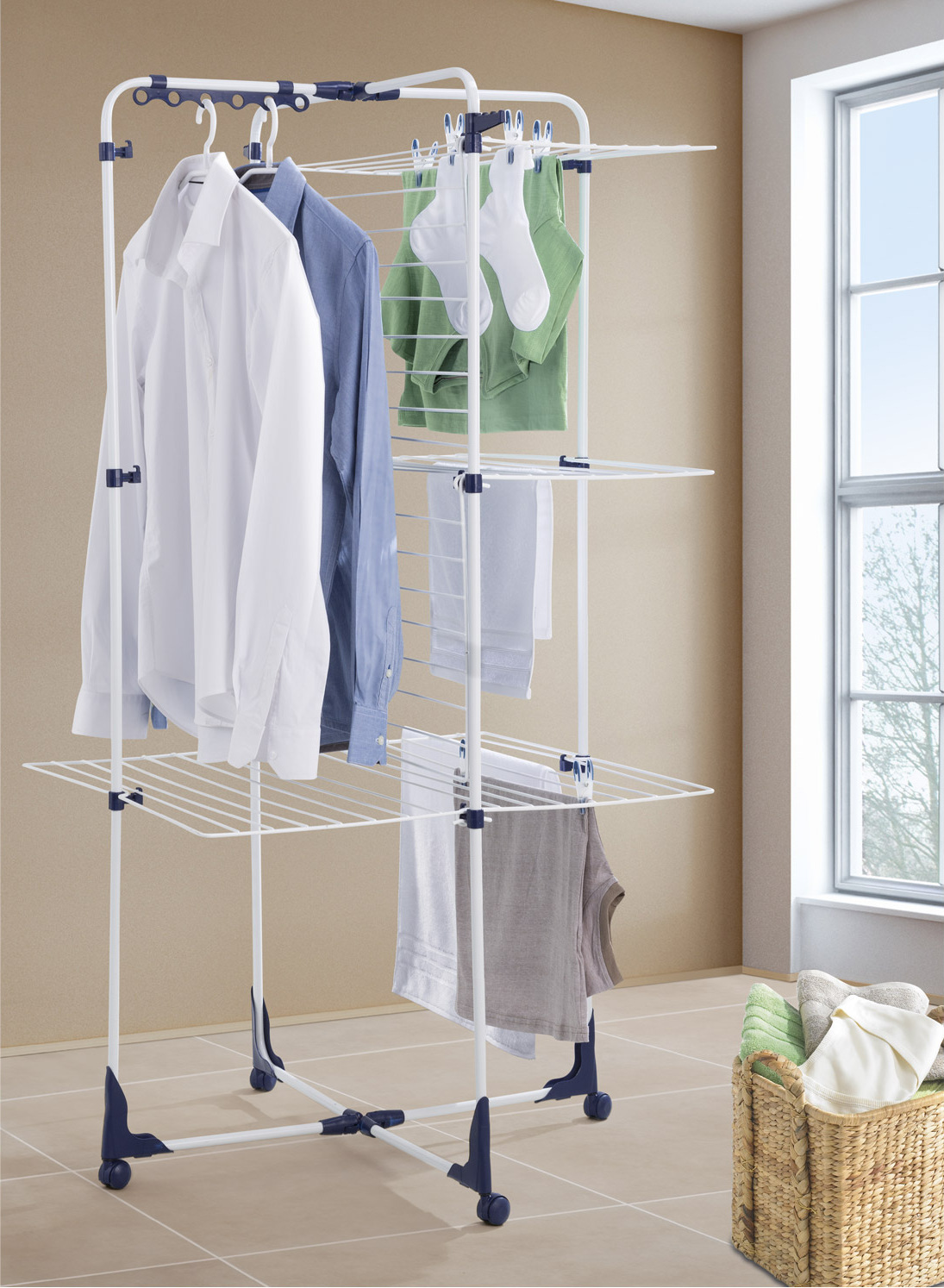 Ein weißer Wäscheständer mit Hemden, Hosen und Socken und einem Korb.