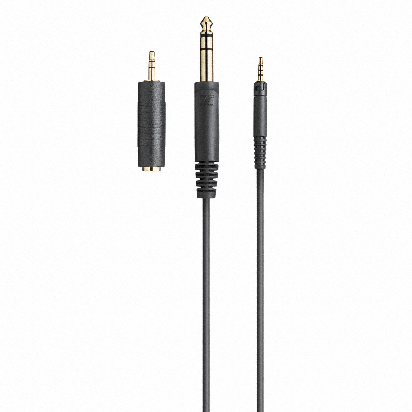 Drei schwarze und goldfarbene Audiokabel mit Anschlüssen.