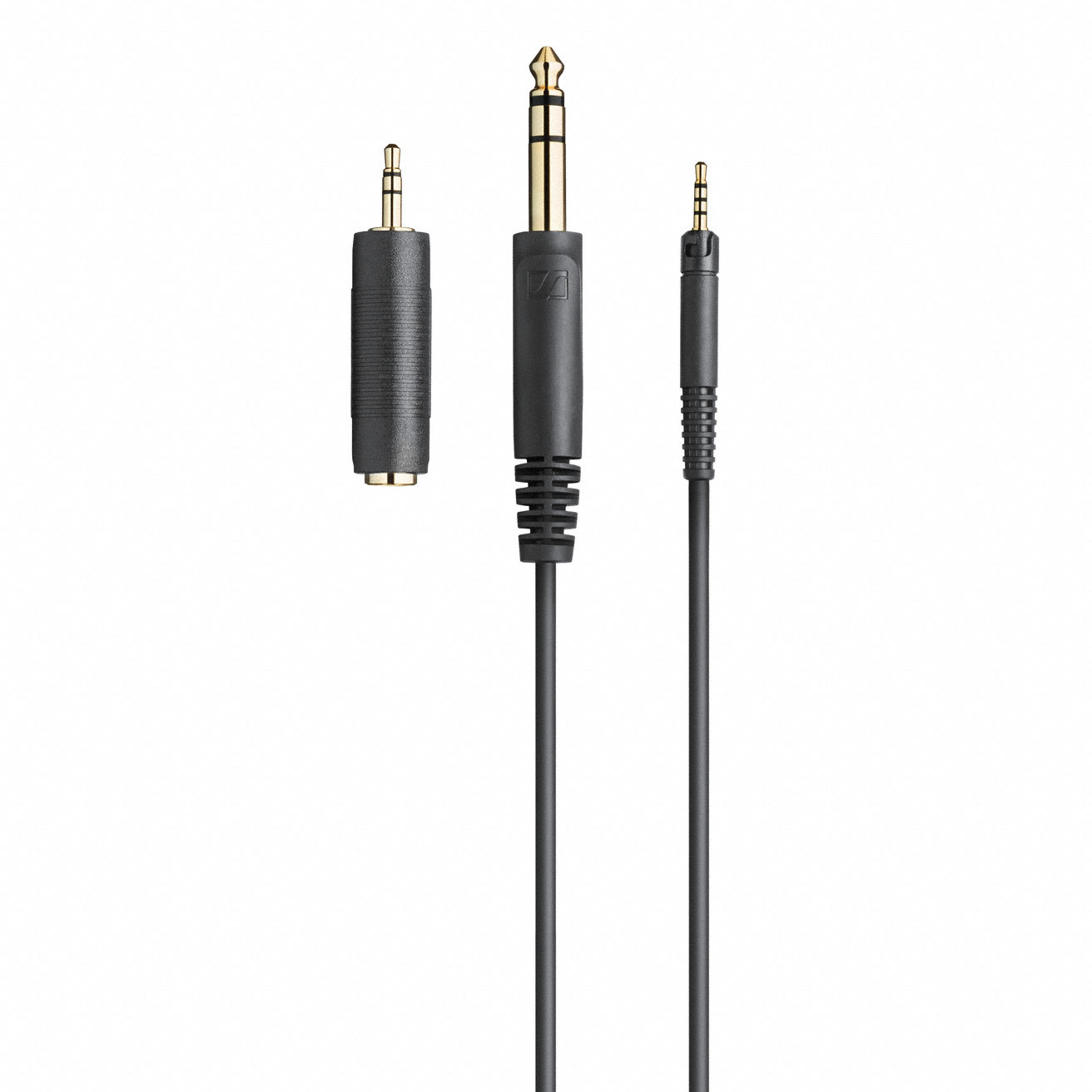 Drei Audio-Kabel unterschiedlicher Größe auf weißem Hintergrund. Die Stecker sind schwarz mit goldenen Anschlüssen.