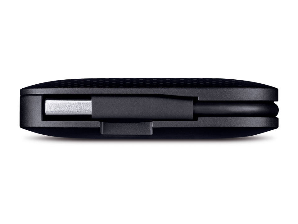 Siyah harici sabit disk, beyaz arka planda bağlı bir USB kablosuyla.